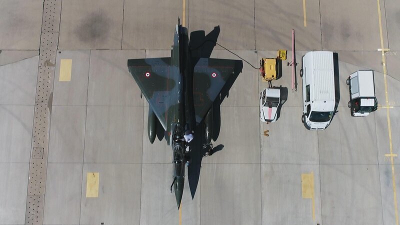 Luftaufnahme des Kampfjets Rafale auf der Landebahn neben drei Fahrzeugen.    +++ Die Verwendung des sendungsbezogenen Materials ist nur mit dem Hinweis und Verlinkung auf RTL+ gestattet. +++ – Bild: RTL /​ PERNEL MEDIA