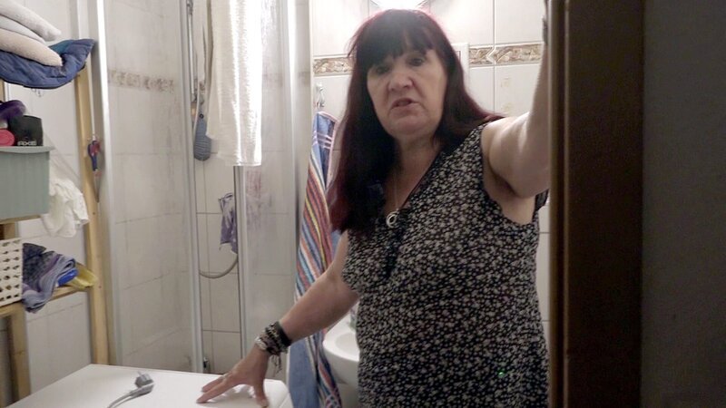 Bärbels Pechsträhne will derweil nicht abreißen: Sie sucht nun schon seit geraumer Zeit nach einem Ersatz für ihre kaputte Waschmaschine. Jetzt hat sie das zweite Gerät abermals im Stich gelassen und scheint defekt zu sein. – Bild: RTLZWEI