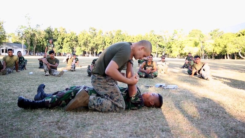 Bakamla US-Soldat gemeinsam mit indonesischen Soldaten. – Bild: China und die NATO /​ Foto: RTL /​ MCN International Pte Ltd.