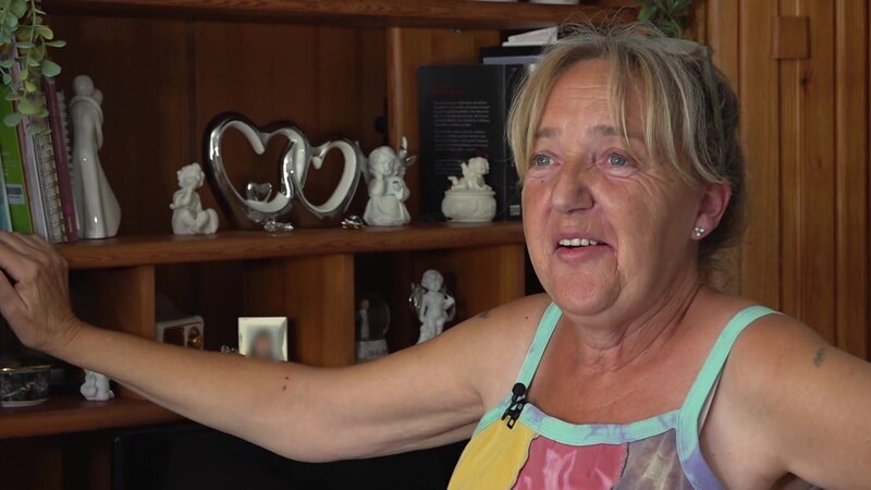 Eva (57) hat wegen ihrer chronischen Lungenkrankheit COPD keine Möglichkeit, einen Vollzeit-Job anzunehmen. – Bild: RTLZWEI