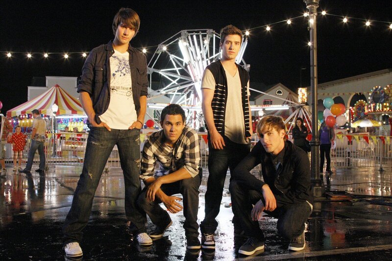 L-R: James Maslow, Carlos Pena, Logan Henderson, Kendall Schmidt – Bild: PLURIMEDIA (Viacom International Inc)