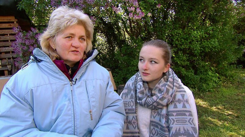 Inmitten von Aufräumarbeiten erlitt Heike einen Schlaganfall. Sie braucht nun dringend Hilfe. Ihre Tochter Michel bittet den Trödetrupp um Hilfe. Unterstützung bekommt sie nun von Sükrü und seinem Team. Zum Glück steht auch ihre Familie, Schwester Corinna und ihr Mann Achim unterstützend hinter ihr. v.l.: Heike, Tochter Michél – Bild: RTL II