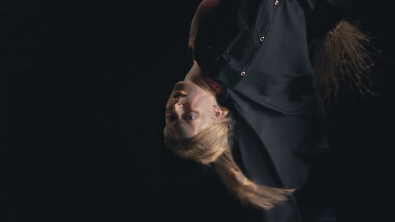 Mildred (Lydia Page) ist mal wieder ein Zauber missglückt – mit verheerenden Folgen: Ihr Aussehen hat sich verändert! Wenn Mildred das Rätsel der drei Unmöglichkeiten nicht bis zum Sonnenuntergang löst, dann wird sie ihr neues Aussehen für immer behalten. – Bild: ZDF/​CBBC/​ZDF Enterprises