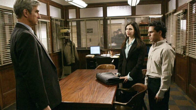 In Begleitung von Kelly Shannon (Cara Buono) wird ein weiterer Verdächtiger in dem Mordfall zur Vernehmung gebracht: Julio Rodriguez (Reza Salazar, re.), ein junger, kolumbianischer Einwanderer. Doch für Staatsanwalt Jack McCoy (Sam Waterston) soll der Fall noch komplizierter werden … – Bild: RTL