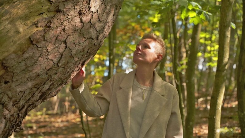 Katarzyna Świątkiewicz am Baum, an dem ihr Großonkel 1942 erhängt wurde; Wilhelm Drewes möchte eine Gedenktafel für einen polnischen Zwangsarbeiter errichten und stößt auf politische Spannungen im Dorf. – Bild: Arte