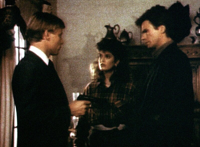 Der Geheimdienstmajor Stepan Frolov (Kai Wulff, l.) hindert Penny Parker (Teri Hatcher, M.) und MacGyver (Richard Dean Anderson, r.) an der Flucht. – Bild: Kabel Eins Classics
