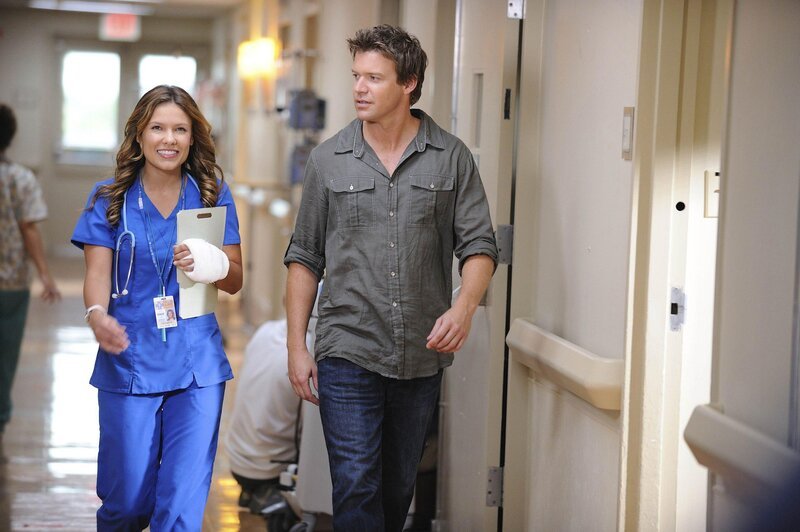 Callie (Kiele Sanchez) bringt Jim (Matt Passmore) im Krankenhaus zu Carlos, der bei der Explosion am Tatort leicht verletzt wurde. – Bild: RTL