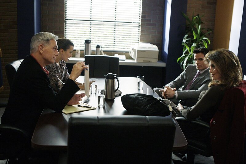 Nachdem der 26-jährige Petty Officer Greg Collins tot aufgefunden wurde, beginnen für Gibbs (Mark Harmon, l.) und Ziva (Cote de Pablo, 2.v.l.) die Ermittlungen: Dabei stoßen sie auf Dale Kapp (Antonio Sabato Jr., 2.v.r.) und dessen schwerreiche Ehefrau Tabitha Summers (Tracy Scoggins, r.) … – Bild: FRM6 /​ CBS STUDIOS INC.