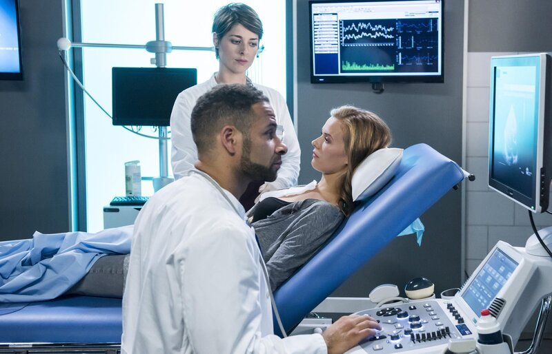 Dr. Matteo Moreau (Mike Adler, v.) und Dr. Theresa Koshka (Katharina Nesytowa, h.) führen bei Natalie Reichelt (Rike Kloster, r.) eine Ultraschall-Untersuchung durch. – Bild: Jens-Ulrich Koch