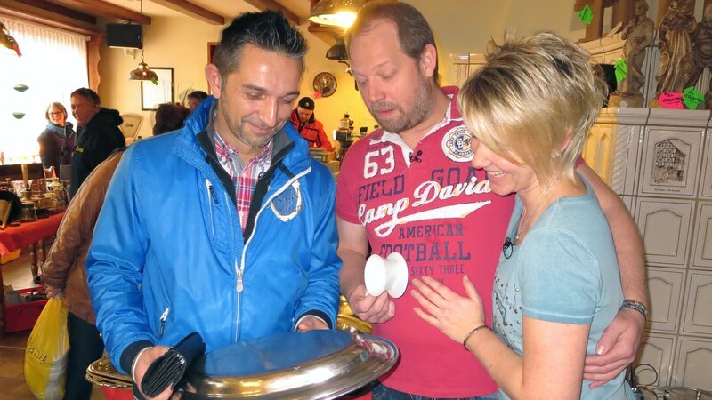 Trödelexperte Mauro Corradino (li.) mit Jörg und Susanne beim Hausflohmarkt – Bild: RTL II