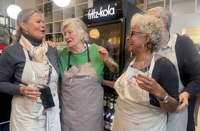 Eine leckere Kollaboration: Die Omas von „Oma Liebe“ kochen für die „Ollen“ Selleriesuppe und Wirsinggemüse mit Frikadellen. – Bild: NDR/Petra Wernz Eine leckere Kollaboration: Die Omas von „Oma Liebe“ kochen für die „Ollen“ Selleriesuppe und Wirsinggemüse mit Frikadellen. – Bild: NDR/Petra Wernz