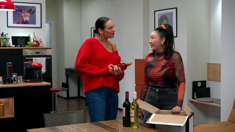 Milla ist enttäuscht, als Amelie ihren Berlinbesuch absagt. Doch Zeit mit Olivia will Milla dennoch nicht verbringen. Stattdessen schließt sie sich Karla und Janni zu einer Weinprobe an, die jedoch für Milla kaum langweiliger sein könnte. – Bild: RTLZWEI