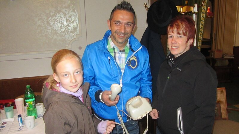 Trödelprofi Mauro Corradino beim Hausflohmarkt mit Kaufinteressenten – Bild: RTL II