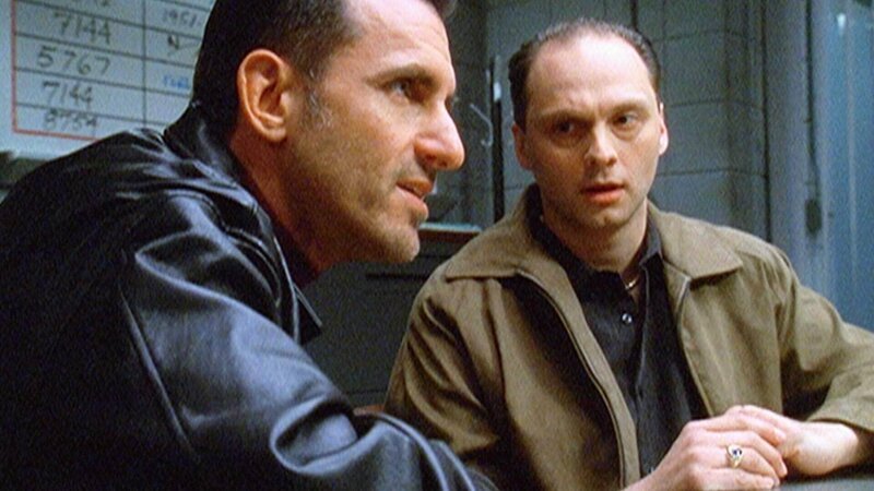 Sind die zwielichtigen Gestalten Jack (Michael Mastro, l.) und Gil (Wass Stevens) Mörder? – Bild: MG RTL D