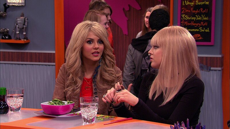 L-R: Tori Vega (Victoria Justice), Jade West (Elizabeth Gillies). – Bild: ViacomCBS