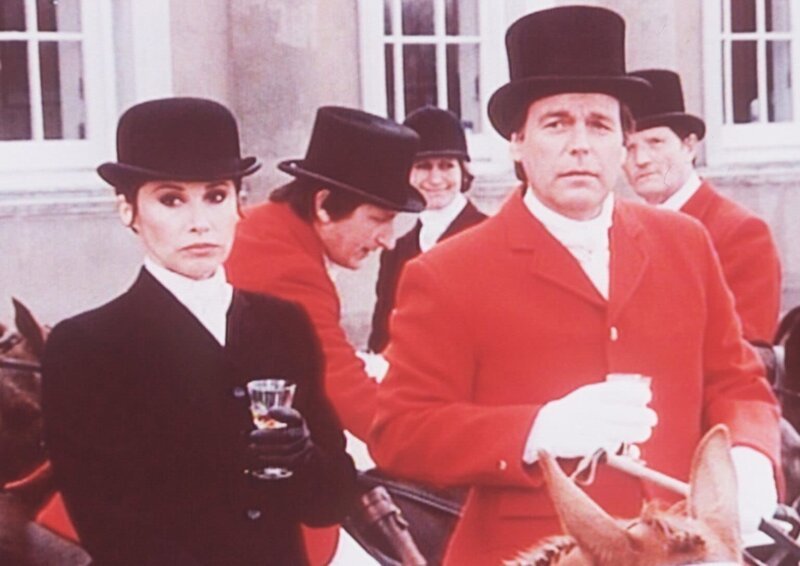 Im klassischen Outfit nehmen Jennifer (Stefanie Powers, l.) und Jonathan (Robert Wagner, r.) an einer traditionsreichen Belgrave-Fuchsjagd in Großbritannien teil. Mit fatalem Ausgang … – Bild: Sat.1 Gold