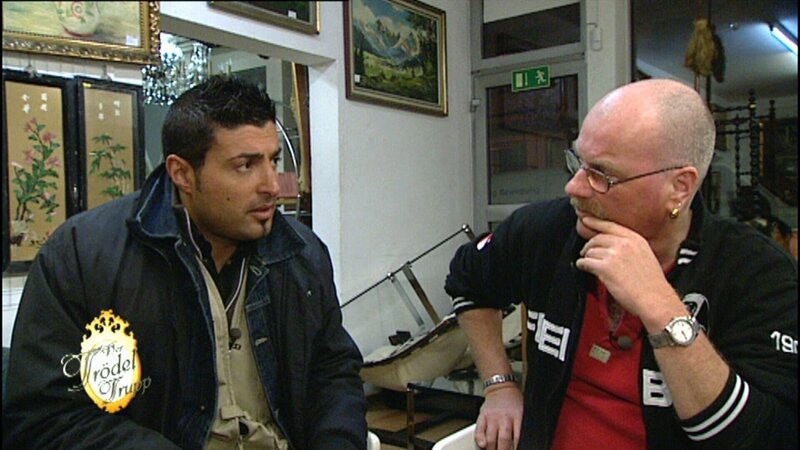 Experte Sükrü (li.) und Hans müssen sich beraten; immerhin soll für die Gemälde noch ein guter Preis herausspringen. – Bild: RTL II