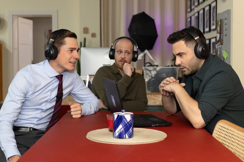 Ringo (Timothy Boldt, l.), Tobias (Patrick Müller, M.) und Easy (Lars Steinhöfel) starten versöhnt ihren Gemeinschafts-Podcast. – Bild: RTL /​ Dennis-Alexander Hundt /​ Geld oder Leben