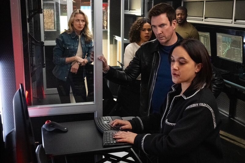 (v.l.n.r.) Nina Chase (Shantel VanSanten); Sheryll Barnes (Roxy Sternberg); Remy Scott (Dylan McDermott); Ray Cannon (Edwin Hodge); Hana Gibson (Keisha Castle-Hughes) – Bild: CBS Broadcasting, Inc. /​ Mark Schafer