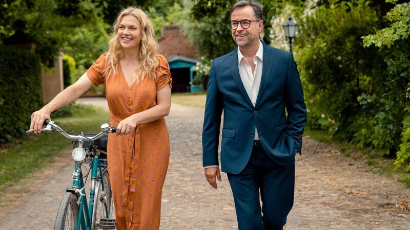 Sanja Huth (Anna Loos) und Joachim Vernau (Jan Josef Liefers) unterhalten sich auf dem Weg zur Veranstaltung. – Bild: ZDF und Stephan Rabold