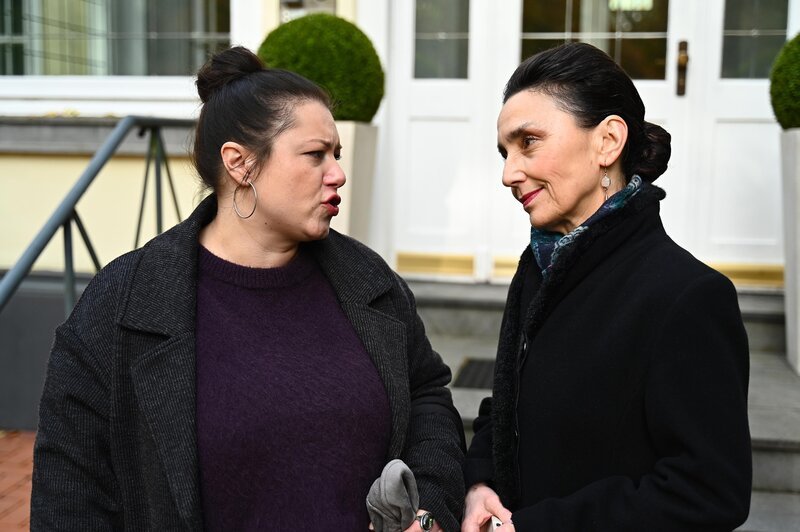 Vanessa (Julia Augustin, l.) ermahnt Simone (Tatjana Clasing) liebevoll, sich auf das Gute zu konzentrieren. – Bild: RTL /​ Julia Feldhagen /​ Rosenkrieg mit Happy End?