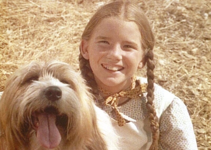 Laura (Melissa Gilbert) spielt draußen mit ihrem Lieblingshund. – Bild: Sat.1 Gold