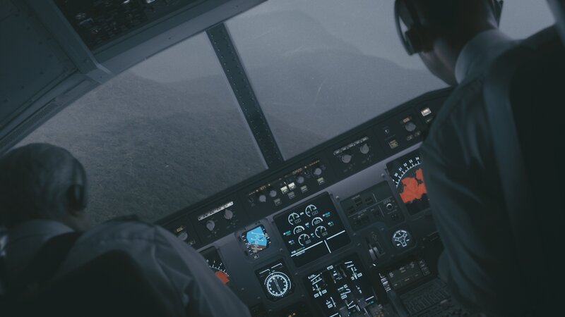 The pilots of Airblue Flight 202 struggle to veer away the looming Margalla Hills, just north of Islamabad, Pakistan. – Bild: Shay Markowitz /​ Cineflix