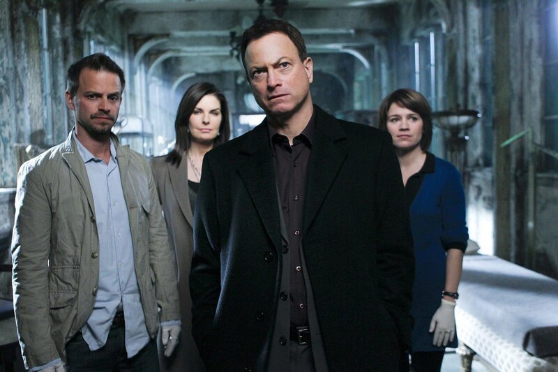 Die Detectives v.l.: Messer (Carmine Giovinazzo), Danville (Sela Ward), Taylor (Gary Sinise), Monroe Messer (Anna Belknap) lösen einen schwierigen Fall: Eine junge zwangsgestörte Frau, die scheinbar Zeuge eines Mordes war, ist plötzlich tot. Hat jemand die womöglich einzige Zeugin aus dem Weg geräumt? – Bild: RTL Crime