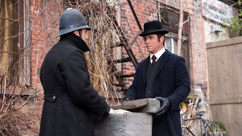 George Crabtree (Jonny Harris, l.) und William Murdoch (Yannick Bisson, r.). – Bild: Shaftesbury