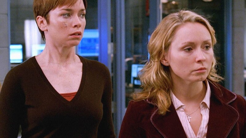 Claudia Duffy (Nina Siemaszko, r.) beobachtet mit Detective Wheeler (Julianne Nicholson), wie der Mörder ihres Mannes abgeführt wird. – Bild: RTL