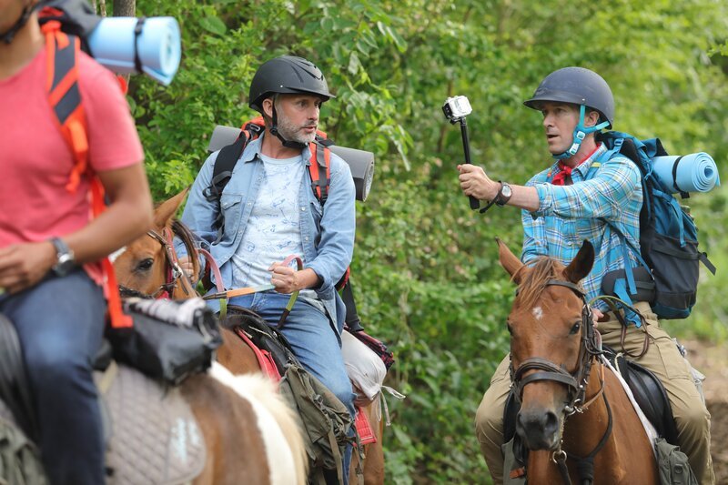Picture Shows: David (KARL THEOBALD), Adam (TRISTAN STURROCK) – Death in Paradise – Series 8 – Episode 8 – Bild: Denis Guyenon /​ Red Planet Pictures Limited