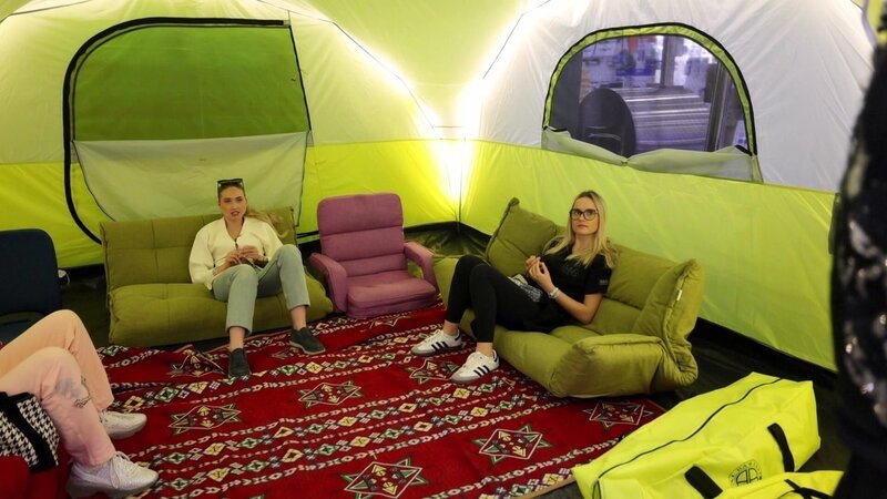 Dramen bei Familie Geiss werden auf unkonventionelle Weise gelöst: Shopping! Da die Familienyacht immer noch defekt ist, wird aus dem geplanten Bootstrip kurzerhand ein Roadtrip. Das erste Ziel der Geissens:  Dragon Mart, Roberts Paradies für Schnäppchen in Dubai. Hier kauft er Camping-Equipment, denn im Oman kann man überall campen. Doch Roberts „Glamping“-Idee begeistert seine Frauen nicht im Geringsten.; Dramen bei Familie Geiss werden auf unkonventionelle Weise gelöst: Shopping! Da die Familienyacht immer noch defekt ist, wird aus dem geplanten Bootstrip kurzerhand ein Roadtrip. Das erste Ziel der Geissens:  Dragon Mart, Roberts Paradies für Schnäppchen in Dubai. Hier kauft er Camping-Equipment, denn im Oman kann man überall campen. Doch Roberts „Glamping“-Idee begeistert seine Frauen nicht im Geringsten. – Bild: RTLZWEI