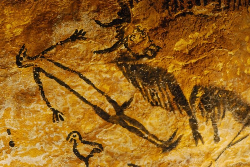 Ein Detail aus einer Kopie der mehr als 17.000 Jahre alten „Shaft Scene“ aus den berühmten Höhlenmalereien von Lascaux ist während einer Medienvorbesichtigung in Chicago zu sehen. Atemberaubende Reproduktionen der berühmten Höhlenmalereien von Lascaux werden zum ersten Mal außerhalb Frankreichs in einer Ausstellung im Field Museum in Chicago gezeigt. – Bild: AFP /​ Getty Images