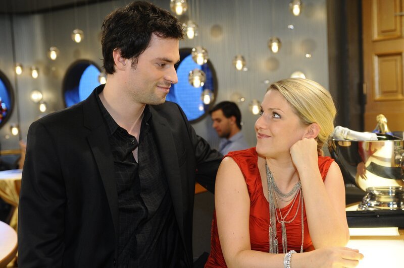 Anna (Jeanette Biedermann, r.) eröffnet Steve (Peter Windhofer, l.), dass sie für ihn das empfindet, was Jonas ihr die ganze Zeit prophezeit hat. – Bild: SAT.1 /​ Oliver Ziebe