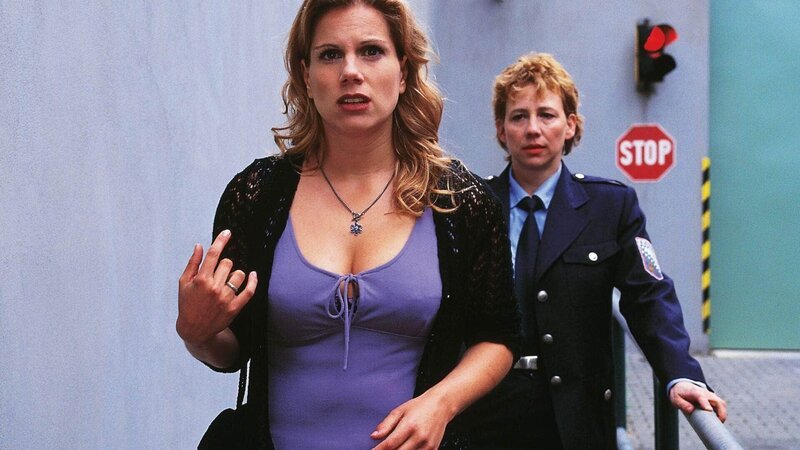 Lollo (Isabella Schmid) muß feststellen, daß sie ihren Freigang nicht allein antreten darf. Sie hat so gehofft, mit Daniel allein sein zu können. Die Vollzugsbeamtin Silke Jacoby (Judith von Radetzky, hi.) hat Mitleid … – Bild: RTL