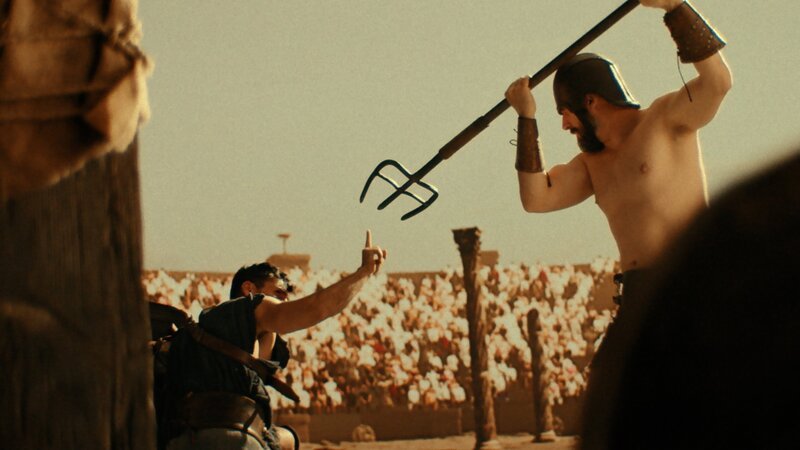 Recreation: Flamma holds his finger up to request the fight to end and his life to be spared by the Emperor. – Bild: Dash Pictures