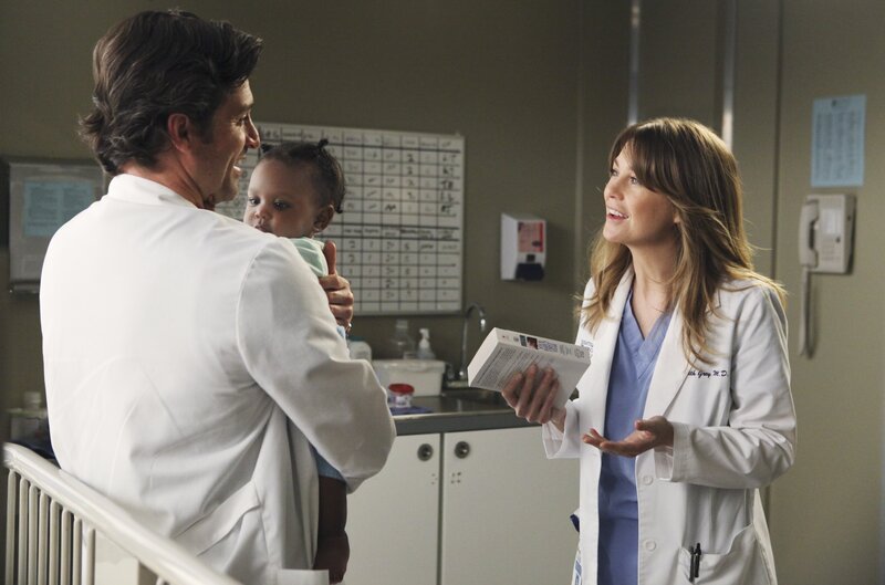 Meredith (Ellen Pompeo, r.) und Derek (Patrick Dempsey, l.) wollen die kleine Zola adoptieren. Doch werden sie die Chance bekommen? – Bild: American Broadcasting Companies, Inc. /​ Danny Feld