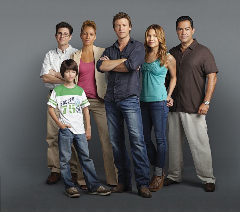 1. Staffel: (v.li.) Daniel Green (Jordan Wall), Jeff Cargill (Uriah Shelton), Colleen Manus (Michelle Hurd), Jim Longworth (Matt Passmore), Callie Cargill (Kiele Sanchez) und Carlos Sanchez (Carlos Gomez) – Bild: TVNOW