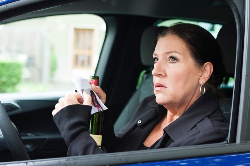 Ludmilla (Katy Karrenbauer) lässt sich von den Steinkamp-Frauen nicht beirren und ist dem Geheimnis um Rainer Velten bereits auf der Spur … – Bild: RTL