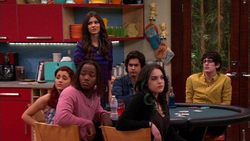 L-R: Cat Valentine (Ariana Grande), Andre Harris (Leon Thomas III), Tori Vega (Victoria Justice), Beck Oliver (Avan Jogia), Jade West (Elizabeth Gillies), Robbie Shapiro (Matt Bennett) – Bild: ViacomCBS