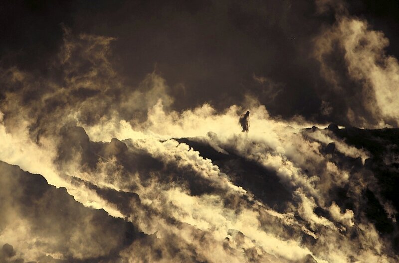 Arnaud Guérin wandert mitten durch die Fumarolen des Stromboli. – Bild: Picasa