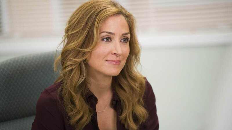 Mauras (Sasha Alexander) steht ihrer besten Freundin, die ihr ungeborenes Kind verloren hat, zur Seite. – Bild: MG RTL D /​ Warner Bros.