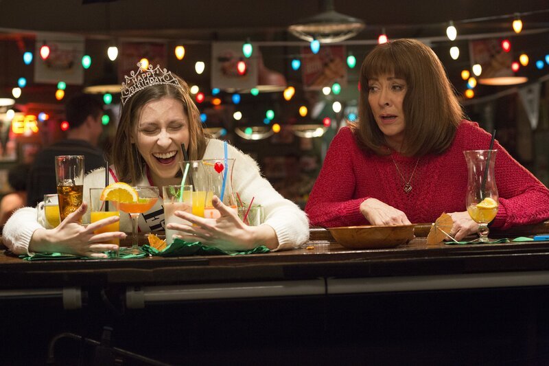 Sue (Eden Sher, l.); Frankie (Patricia Heaton, r.) – Bild: American Broadcasting Companies, Inc. /​ Michael Ansell