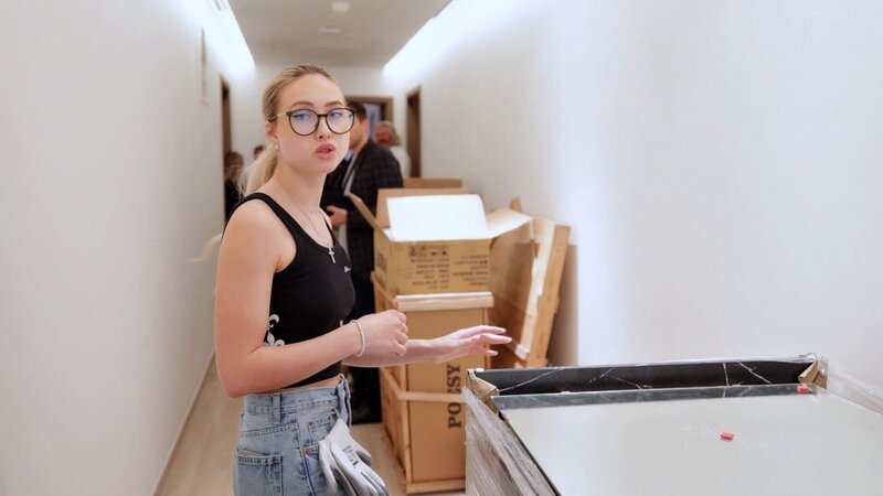 Shania hat eine Vision – sie möchte Inneneinrichterin werden. Ihre Eltern sind Feuer und Flamme und überlassen ihrer Tochter direkt eine Wohnung zum Einrichten, die sie mit ihrer Immobilienfirma in Dubai gerade verkauft haben. – Bild: RTLZWEI