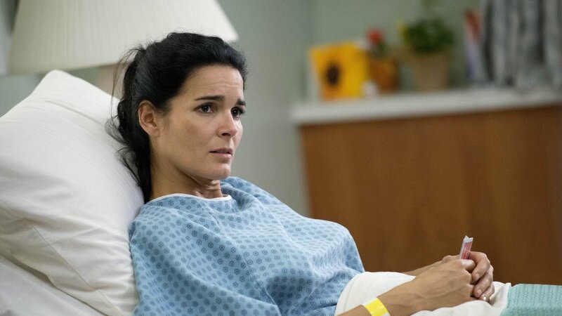 Nach dem letzten Einsatz liegt Jane Rizzoli (Angie Harmon) im Krankenhaus. Eine schreckliche Nachricht: Durch die schweren Verletzungen hat sie ihr Baby verloren. – Bild: MG RTL D /​ Warner Bros.