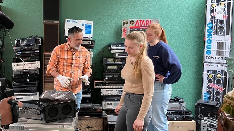 Anna muss nach dem Tod ihres Vaters das vollgestopfte Elternhaus räumen. Ihre Freundin hilft, aber sie brauchen den Experten Mauro, um Ordnung ins Chaos zu bringen und vor dem Verkauf Platz zu schaffen. Kann er helfen? – Bild: RTLZWEI