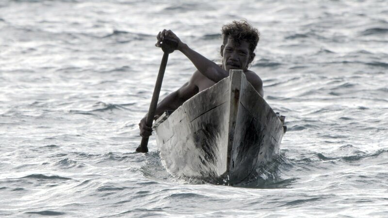 SULAWESI, INDONESIEN- Ein Bajau-Fischer paddelt auf einem traditionellen Boot aufs Meer hinaus. – Bild: National Geographic Channels/​Duncan Fairs