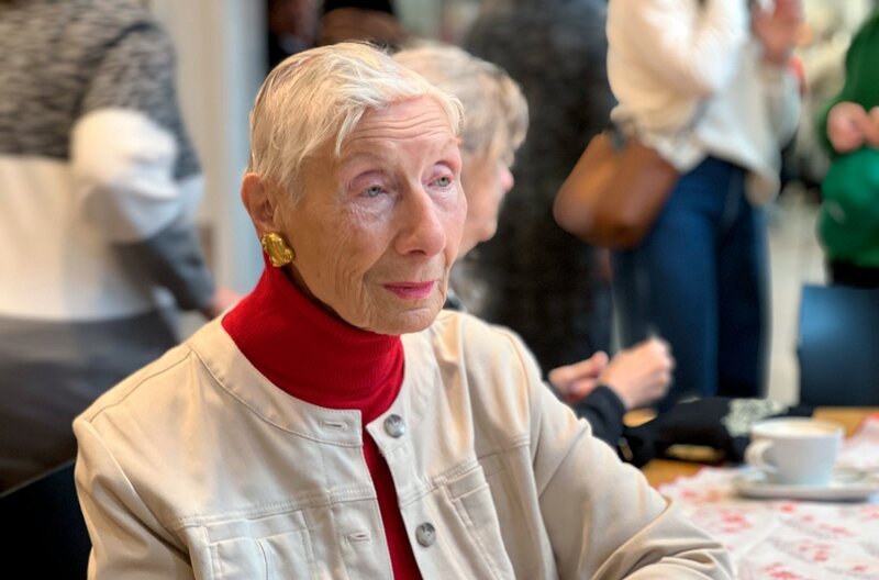 Ihre 94 Jahre sieht man Lotti Strehlow nicht an. Zweimal die Woche macht sie QiGong und jeden Freitag geht sie schwimmen. – Bild: NDR/​Torsten Reimers