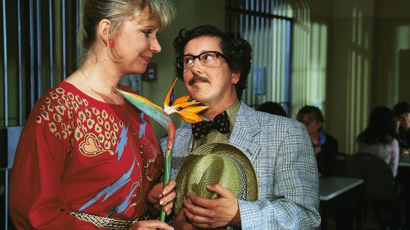 Gregor (Santiago Ziesmer) kündigt Ilse (Christiane Reiff) für ihren Freigang eine Überraschung an: Er inszeniert für sie in seiner Wohnung einen „Traum von Griechenland“ … – Bild: RTL