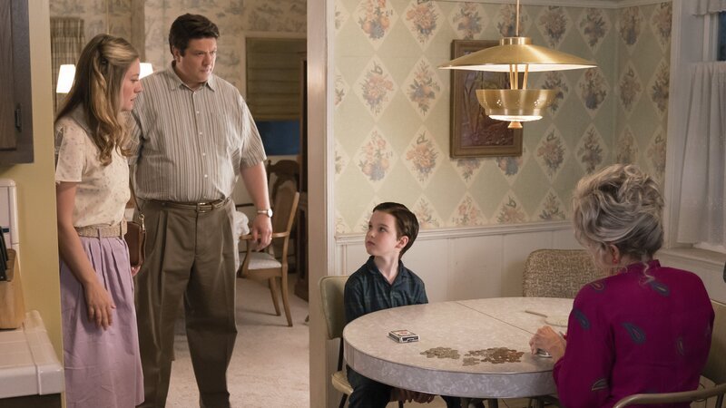 Mary (Zoe Perry, l.) und George (Lance Barber, 2.v.l.) ahnen nicht, wie sehr Sheldon (Iain Armitage, 2.v.r.) von Meemaw (Annie Potts, r.) und deren Lektionen für sein ganzes Leben geprägt wird … – Bild: Warner Bros.